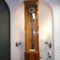 Pendulum clock with battery