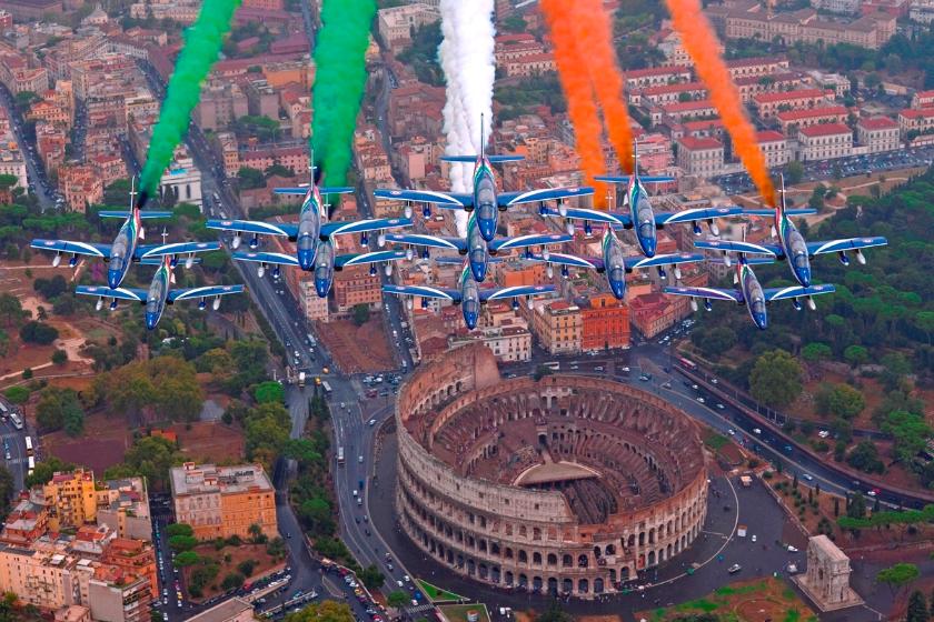 La Pattuglia Acrobatica Nazionale, le Frecce Tricolori, in volo su Roma