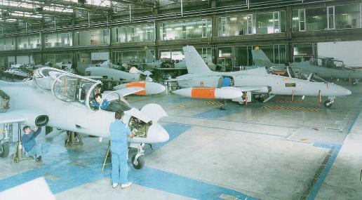 La linea di assemblaggio finale dell’MB.339 presso lo stabilimento Aermacchi a Venegono