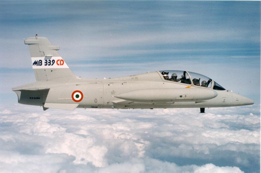 Il prototipo dell’MB-339CD dotato di schermi multifunzione e avionica più moderna