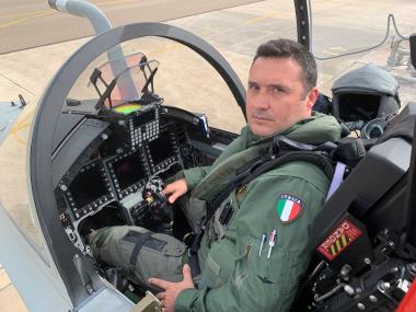 Il Comandante Stefano Centioni a bordo del T-346A dell’Aeronautica Militare a Galatina (Lecce)