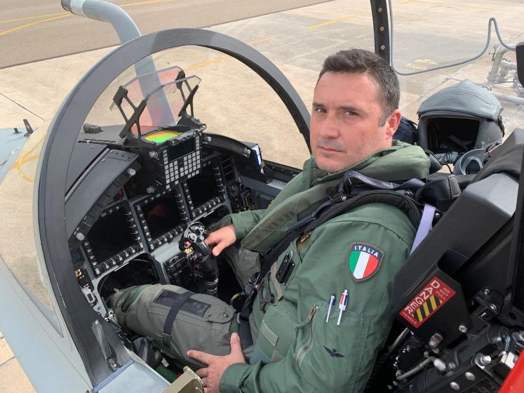 Il Comandante Stefano Centioni a bordo del T-346A dell’Aeronautica Militare a Galatina (Lecce)