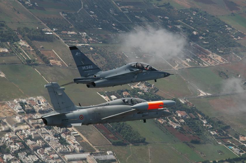 Un MB-339CD in servizio con l’Aeronautica Militare accompagna uno dei prototipi dell’Aermacchi M-346