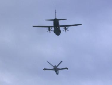 Simulation of a “dry” in-flight refueling manoeuvre (without fuel transfer) by a C-27J in 2008