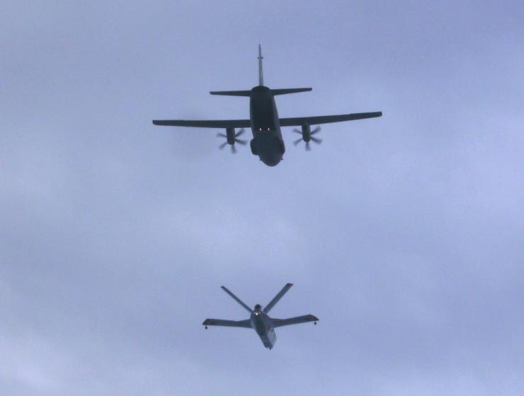 Simulation of a “dry” in-flight refueling manoeuvre (without fuel transfer) by a C-27J in 2008