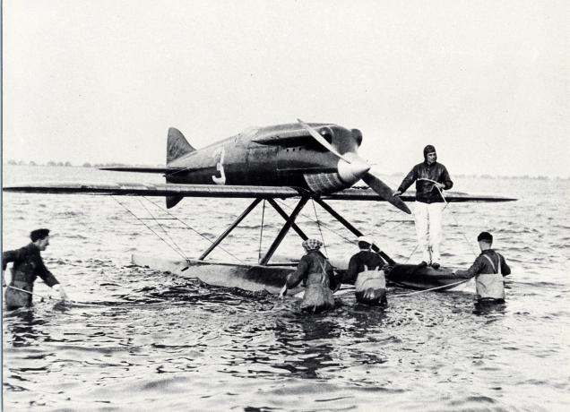 Macchi M.39 racing seaplane with Arturo Ferrarin