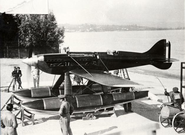 Racing seaplane M.C.72