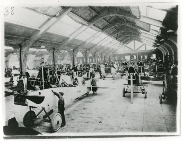 Pomilio PE biplane assembly line, 1918