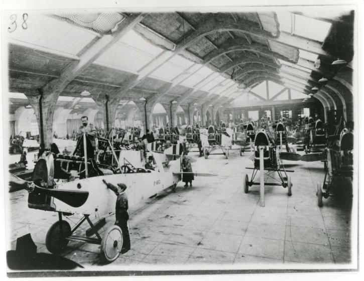 Pomilio PE biplane assembly line, 1918