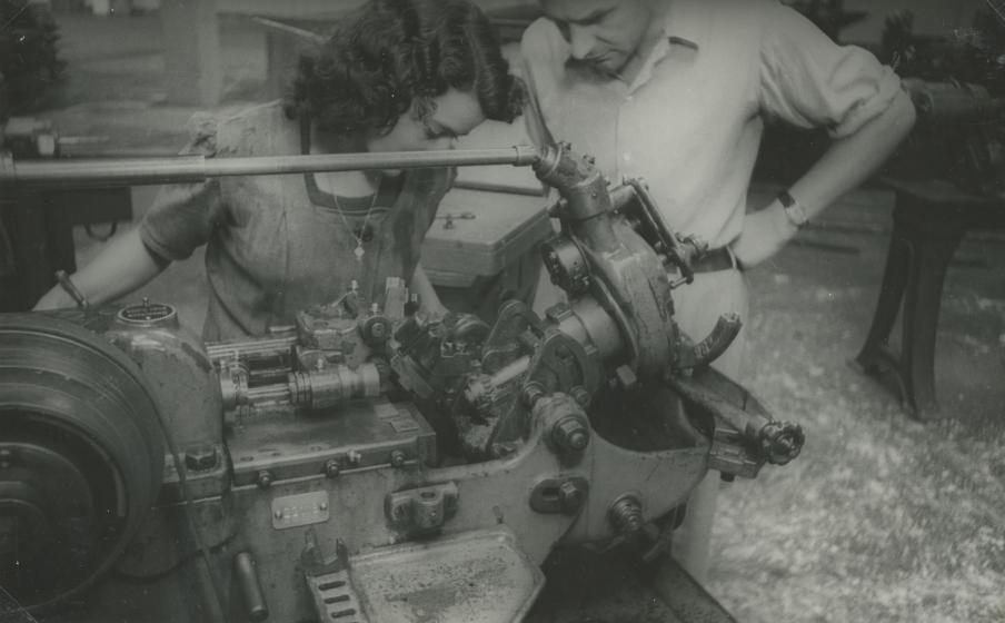 Workers cutting gears at Reinecker, 1950s