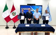 Da Sx a Dx: Tommaso Pani, Senior Vice President Marketing and Sales Leonardo Aeronautics Division, Massimiliano Mazzanti, Ambasciatore italiano in Perù, Javier Tryon Carbone, TTG FAP, e Carlos Rey Benavente, COR FAP. 