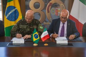 Photo, left to right Brazilian Army Logistics Commander, General Maurílio Miranda Netto Ribeiro and Giovanni Luisi, SVP Sales and Marketing at CIO Consortium